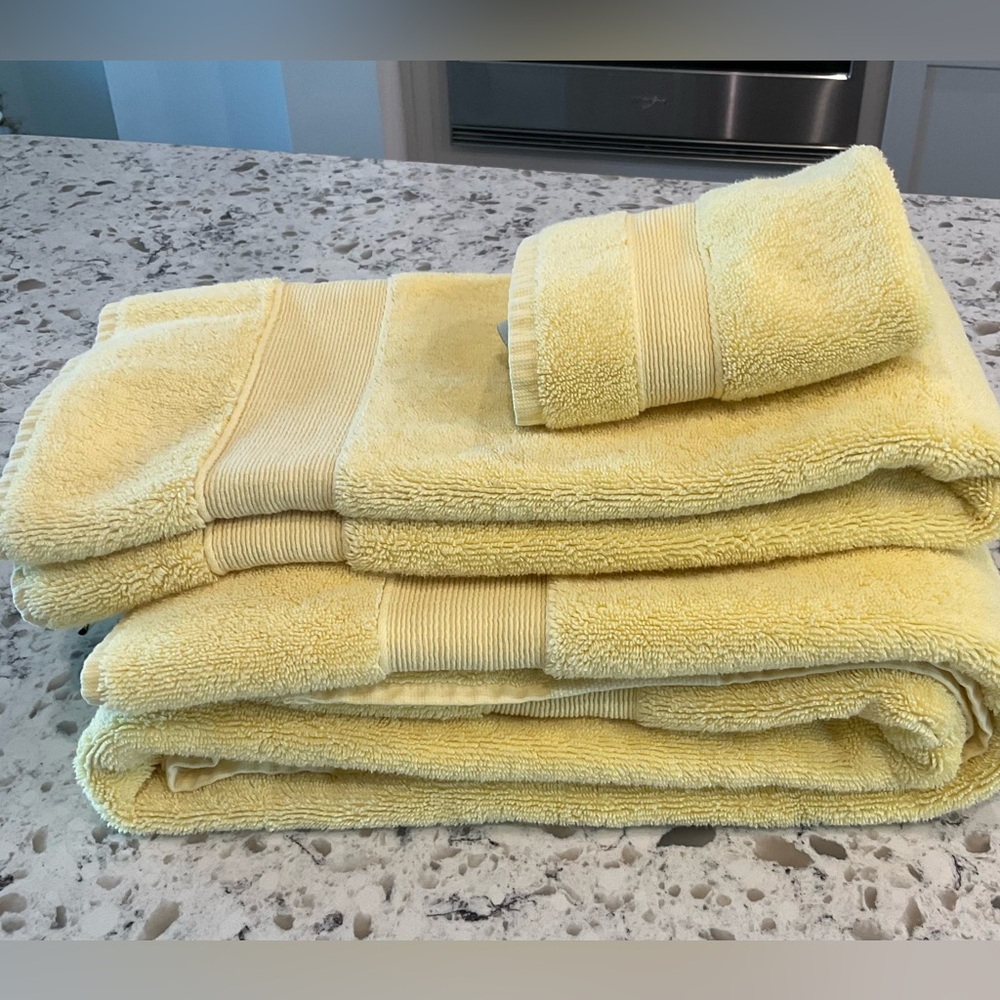 Pottery Barn Bath towel set